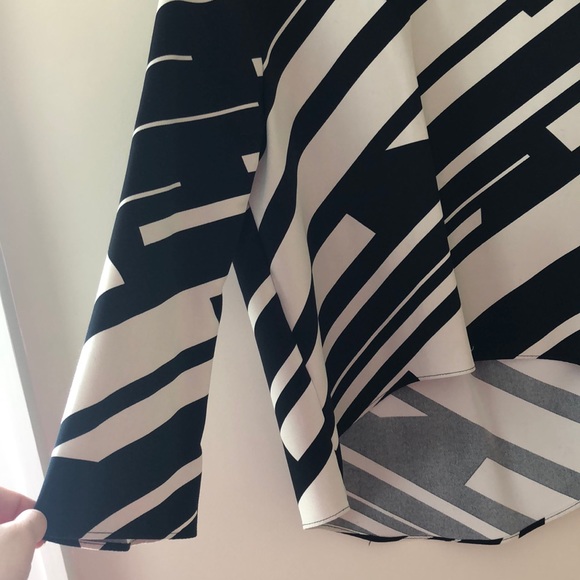 CLASSIC Black and White Patterned Blouse - Picture 4 of 5